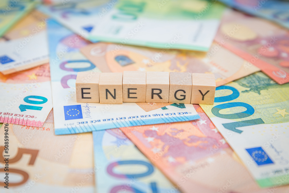 Das Wort Energy auf Geldscheine Euro Euroscheine mit Holzwürfel geschriebener Text