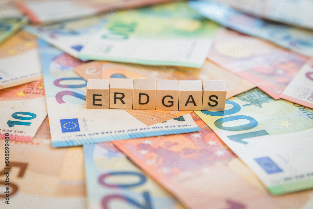 Das Wort Erdgas – in deutsch für natural gas - auf Geldscheine Euro Euroscheine mit Holzwürfel geschriebener Text
