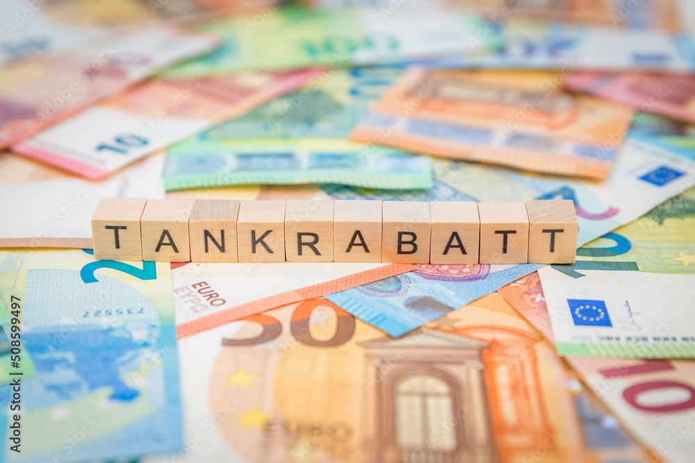 Das Wort Tankrabatt – in deutsch für Fuel discount -  auf Geldscheine Euro Euroscheine mit Holzwürfel geschriebener Text