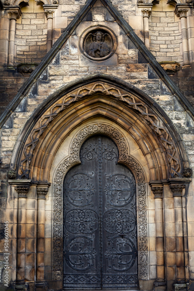 Obraz premium The ancient door of the cathedral. English architecture