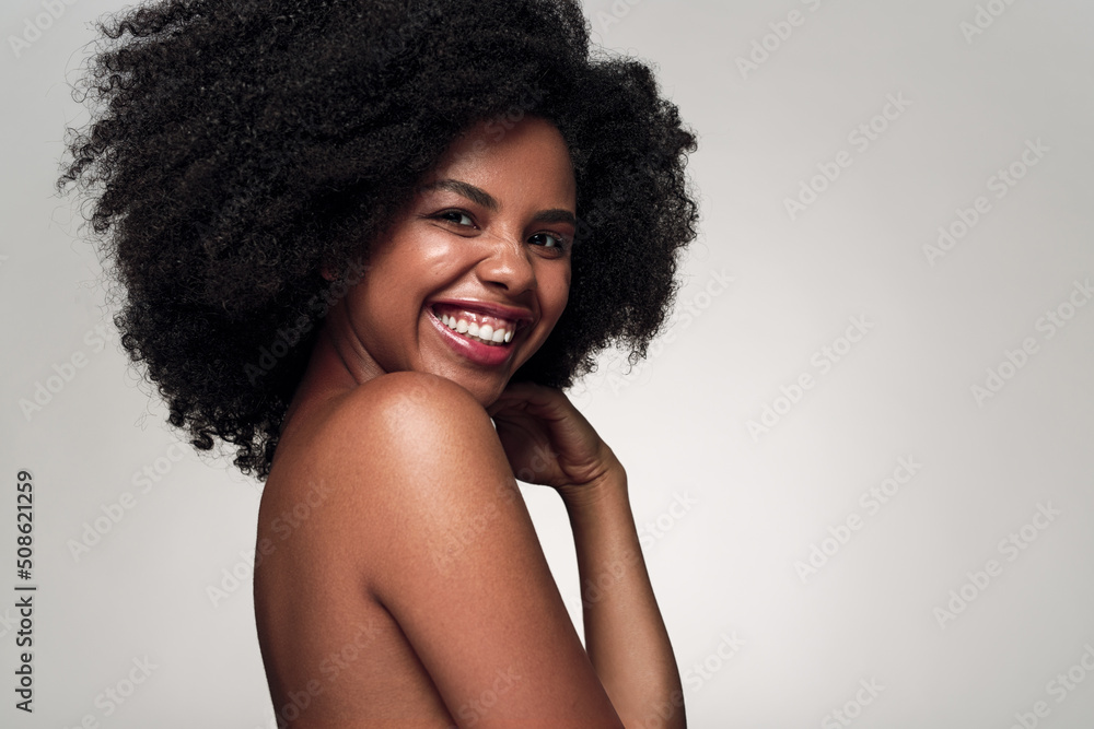 Naklejka premium Happy black model touching face