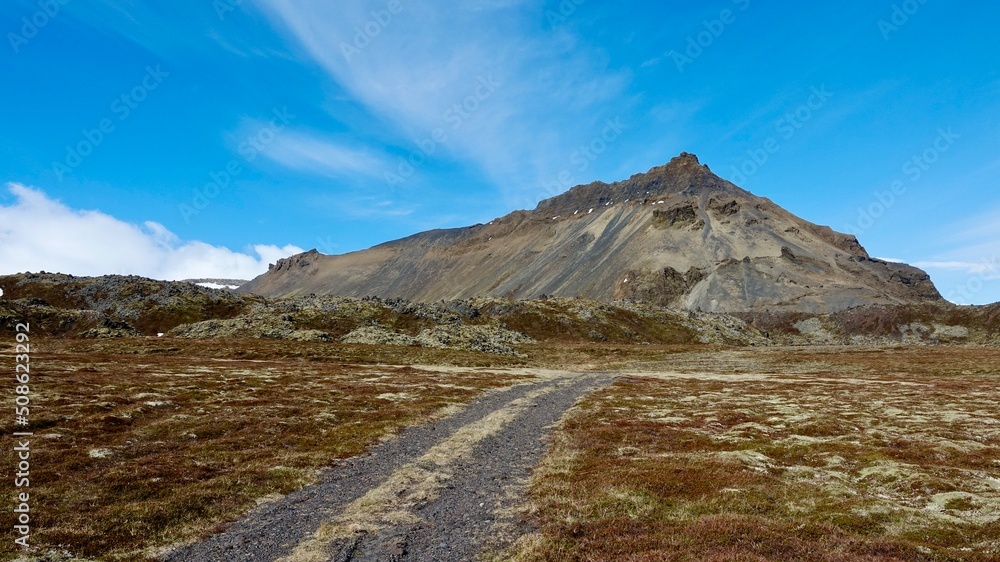 Straße bis zum Horizont, Landschaftspanorama in Island. Straße bis zum Horizont, Landschaftspanorama in Island.