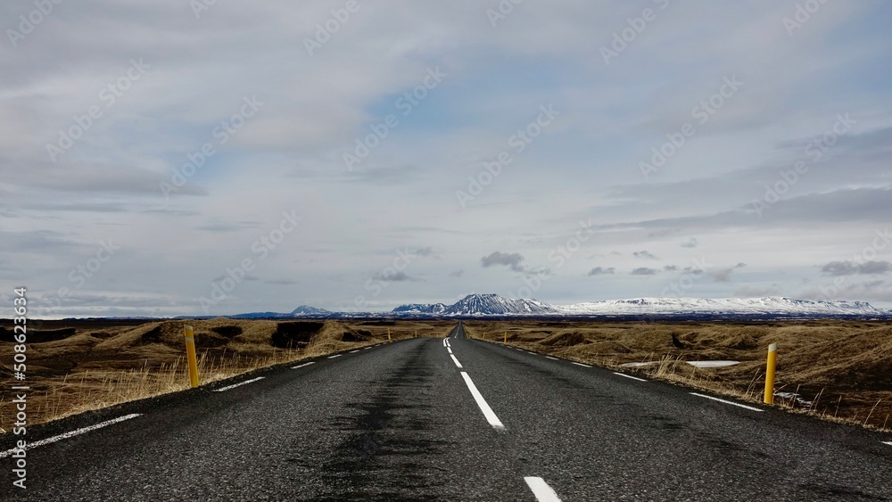 Fototapeta premium Straße bis zum Horizont, Landschaftspanorama in Island.