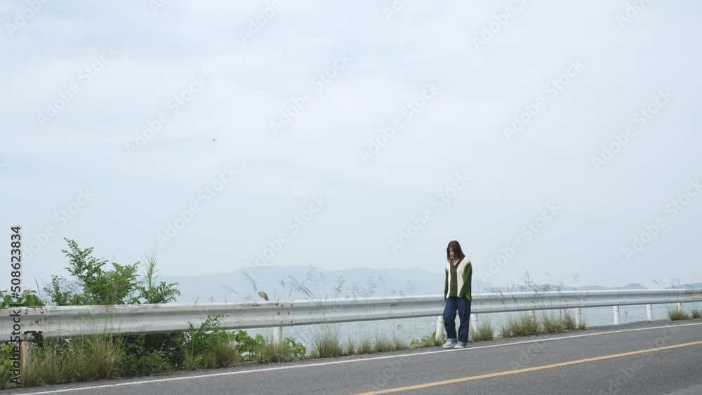 海辺にいる少女 海辺にいる少女