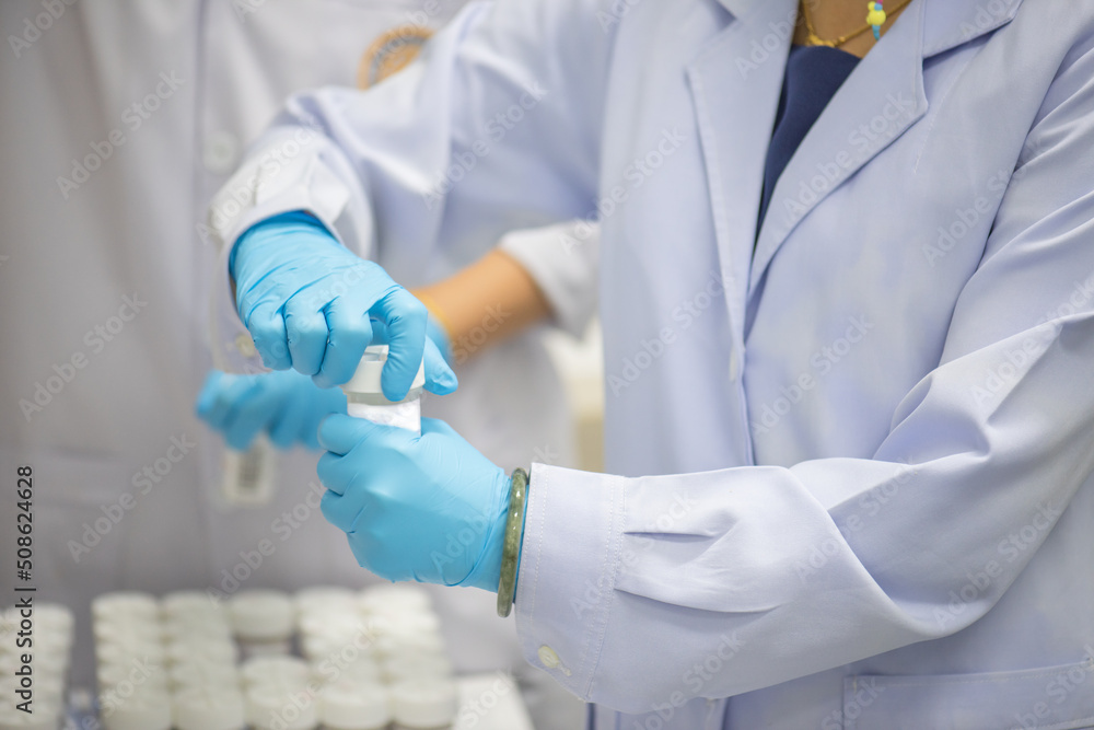 Medical scientists are examining HPV DNA in specimens from liquid-based cervical cells. Medical scientists are examining HPV DNA in specimens from liquid-based cervical cells.