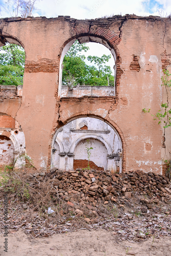 Fototapeta premium old wall with window