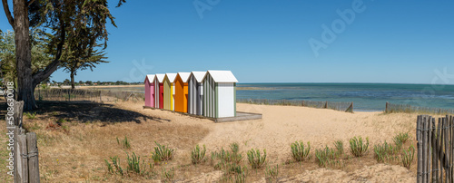 Ile d’Oléron (Charente-Maritime, France), cabines de plage traditionnelles et panorama de La Brée Les Bains