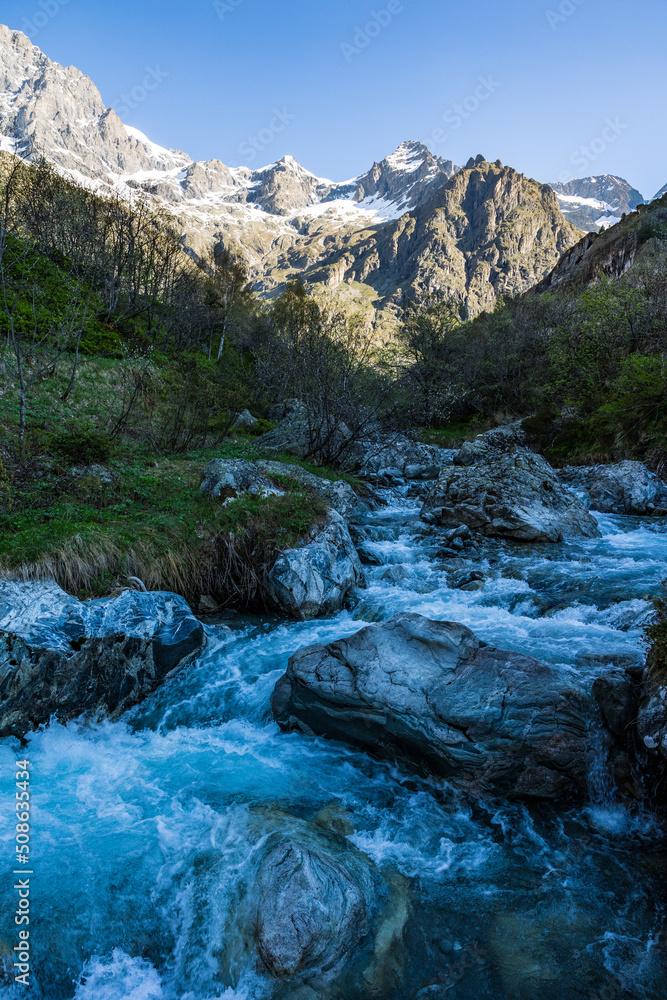 Paysage depuis le chemin de randonnée vers le Refuge de Chabournéou dans la Vallée du Valgaudemar Paysage depuis le chemin de randonnée vers le Refuge de Chabournéou dans la Vallée du Valgaudemar