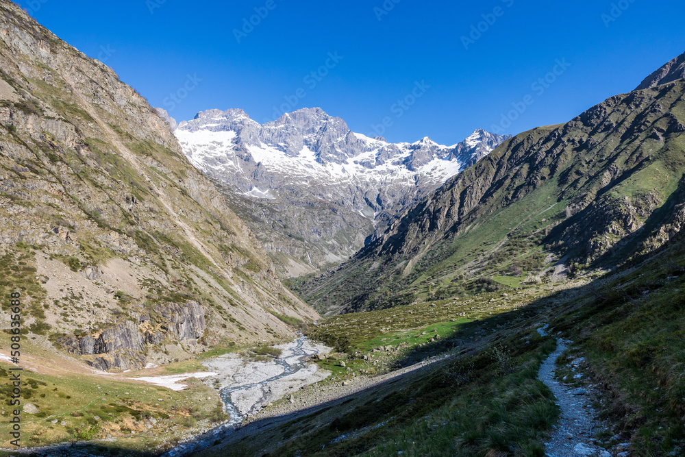 Paysage depuis le chemin de randonnée vers le Refuge de Chabournéou dans la Vallée du Valgaudemar Paysage depuis le chemin de randonnée vers le Refuge de Chabournéou dans la Vallée du Valgaudemar