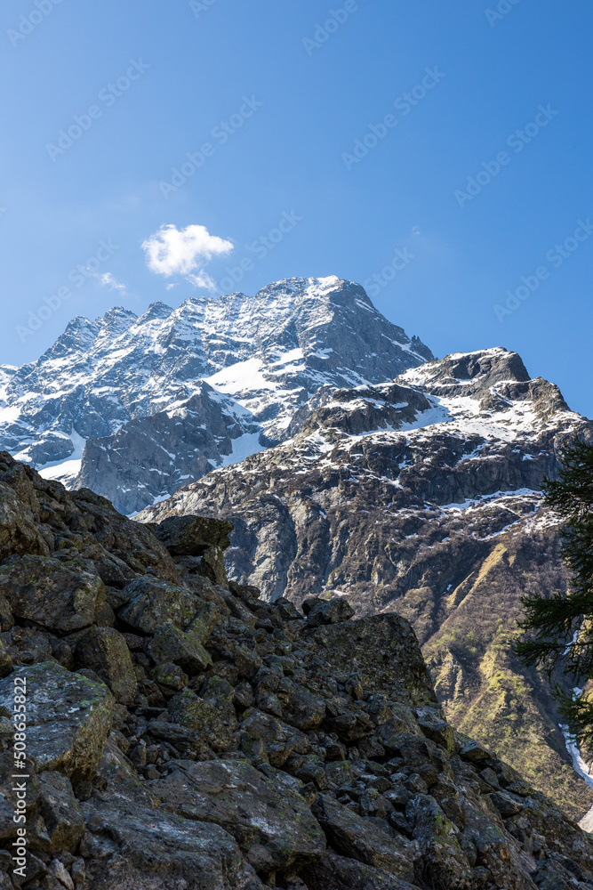 Obraz premium Sommet du Sirac sur le chemin de randomnée menant au Lac de Vallonpierre