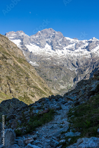 Wallpaper Mural Paysage depuis le chemin de randonnée vers le Refuge de Chabournéou dans la Vallée du Valgaudemar Torontodigital.ca
