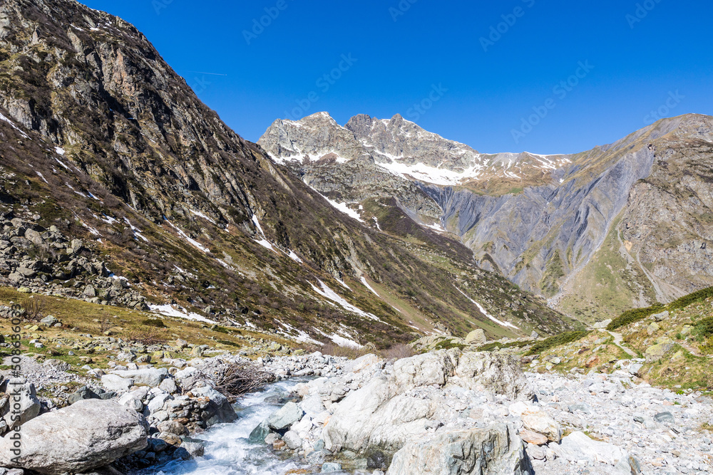Paysage depuis le chemin de randonnée vers le Refuge de Chabournéou dans la Vallée du Valgaudemar Paysage depuis le chemin de randonnée vers le Refuge de Chabournéou dans la Vallée du Valgaudemar