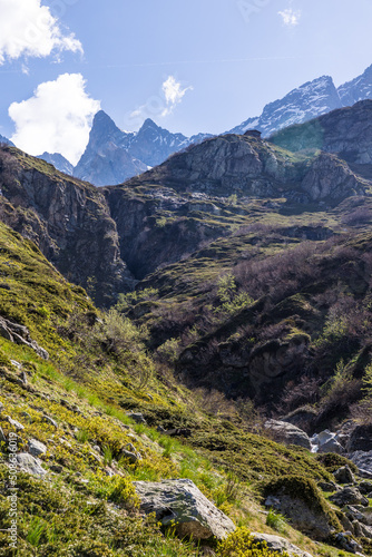 Paysage depuis le chemin de randonnée vers le Refuge de Chabournéou dans la Vallée du Valgaudemar