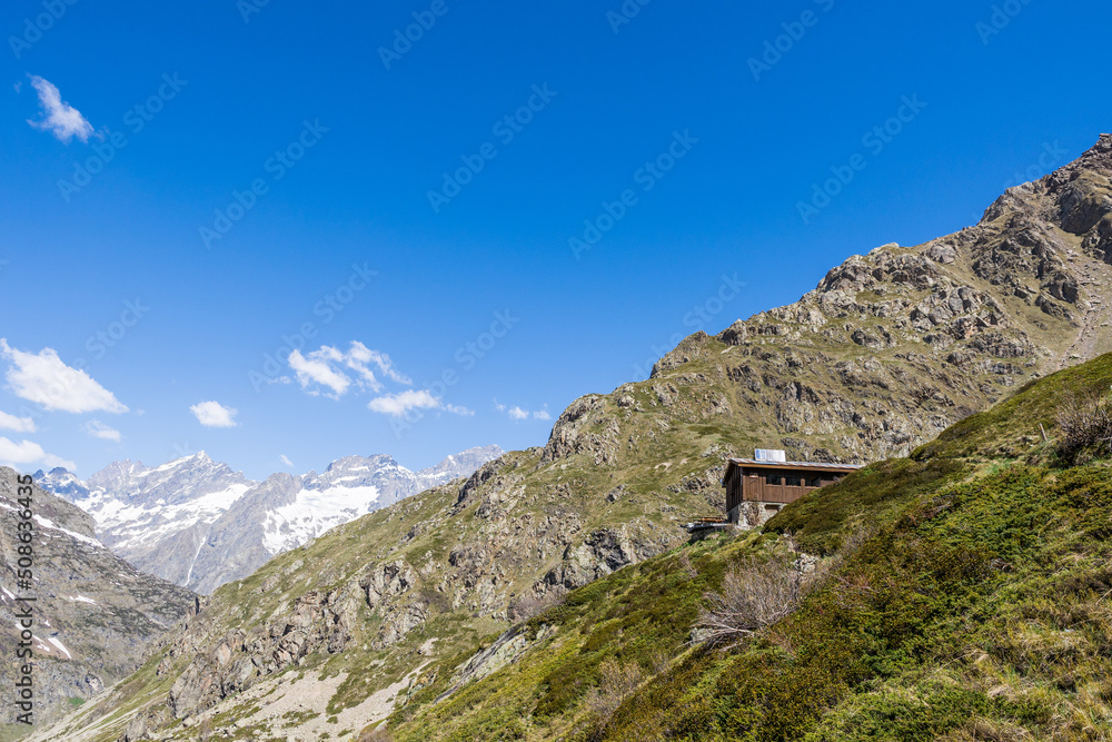 Refuge de Chabournéou, sur les pentes du Massif des Ecrins dans la Vallée du Valgaudemar