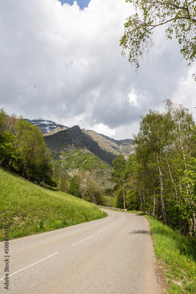 Vue sur les montagnes depuis le village de Villar-Loubière, dans la Vallée du Valgaudemar