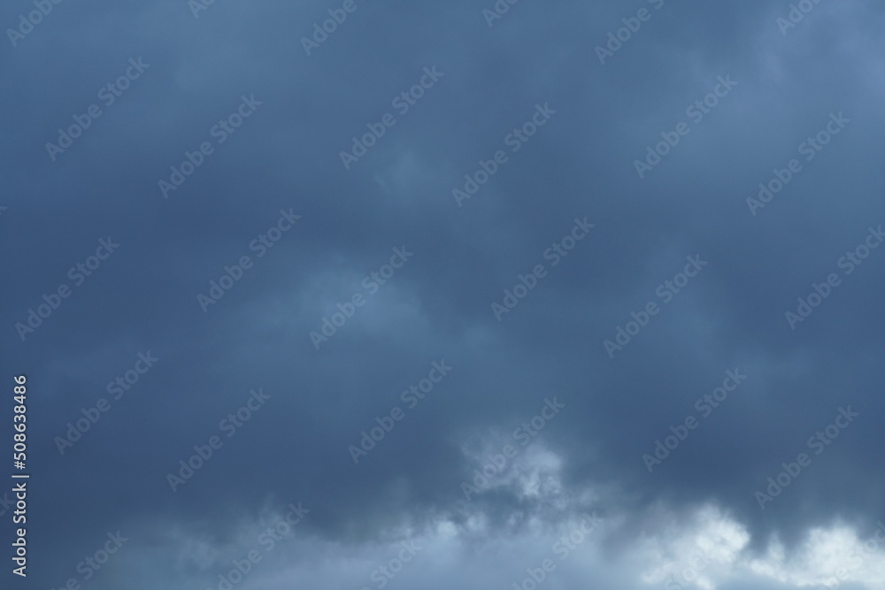 Fototapeta premium dunkle Regenwolken mit dichter Struktur