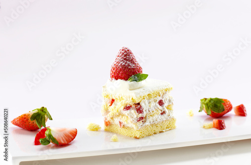Fototapeta Naklejka Na Ścianę i Meble -  Fresh delicious strawberry cake on white background