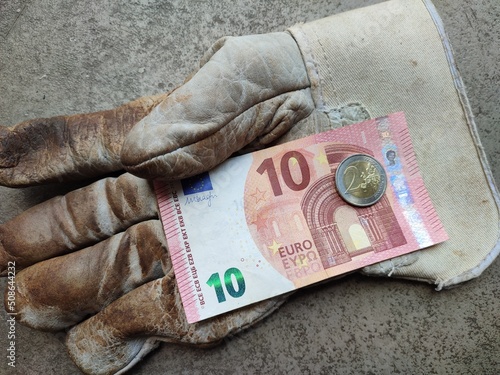 Germany minimum wage increase: 12 euro 
On a work glove are € 12, the German minimum wage from 2022. photo