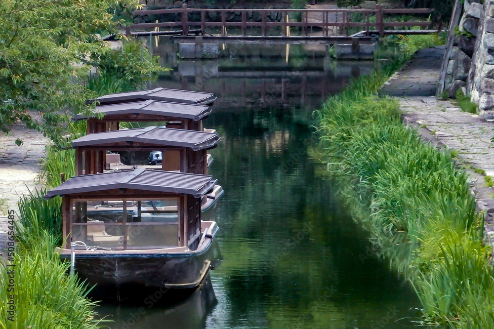 Obraz premium 滋賀県近江八幡市 時代劇の舞台にもなる八幡堀 お堀めぐりの観光船が並ぶ 静かな風景