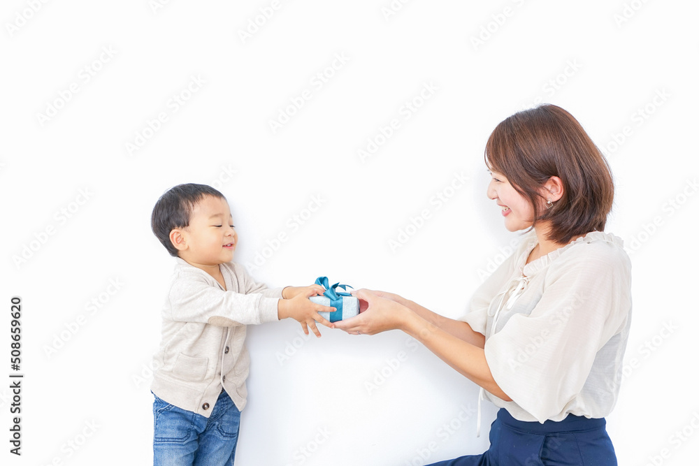 お母さんにプレゼントを渡す子ども お母さんにプレゼントを渡す子ども