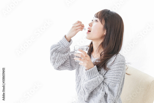 Canvastavla 粉薬を服用する女性