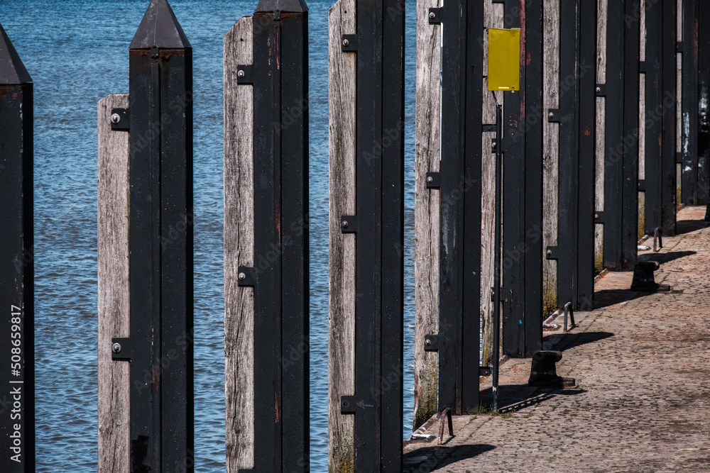 Duckdalben im Kutterhafen von Fedderwardersiel in Niedersachsen