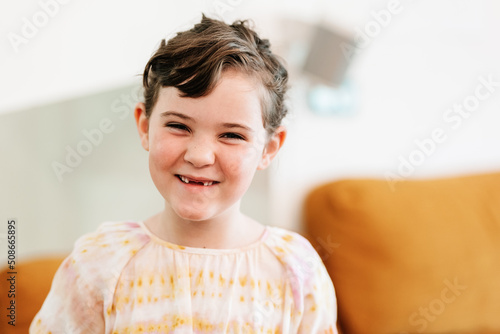 Canvas Print Portrait of a toothless girl