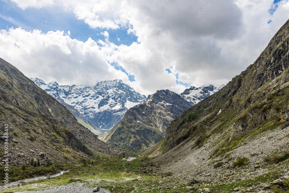 Fototapeta premium Refuge du Gioberney, au pied du sommet du Sirac dans la Vallée du Valgaudemar