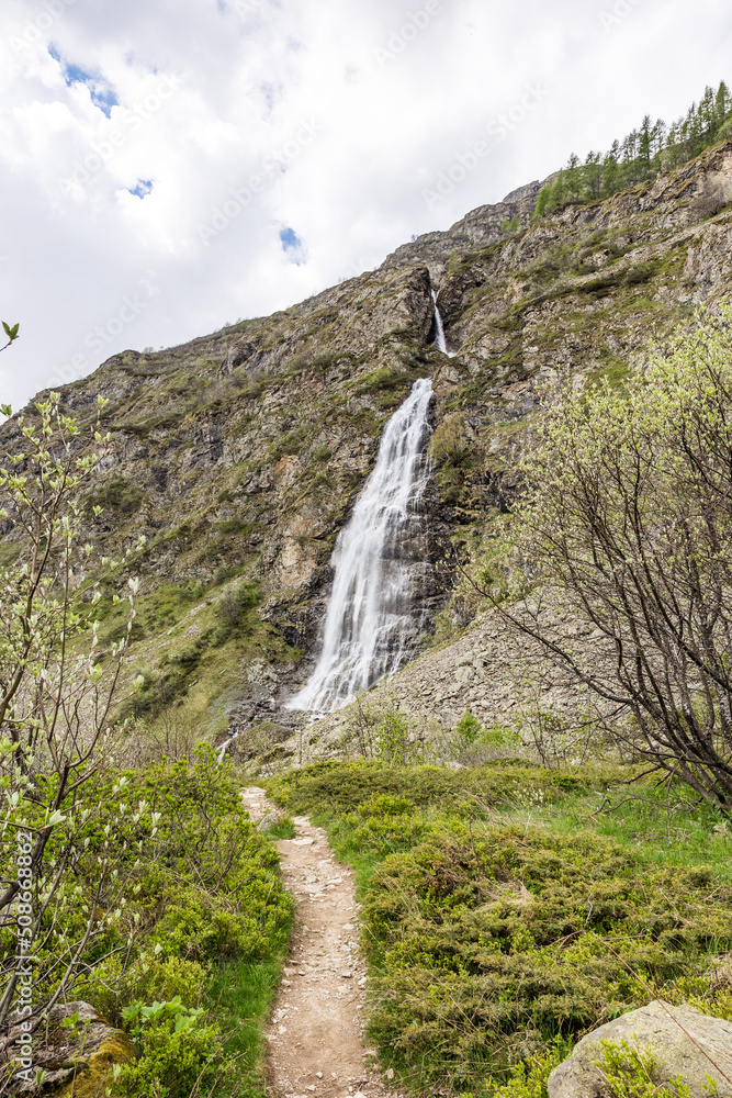 Cascade du Voile de la Mariée, à l'entrée du Cirque du Gioberney dans la Vallée du Valgaudemar Cascade du Voile de la Mariée, à l'entrée du Cirque du Gioberney dans la Vallée du Valgaudemar