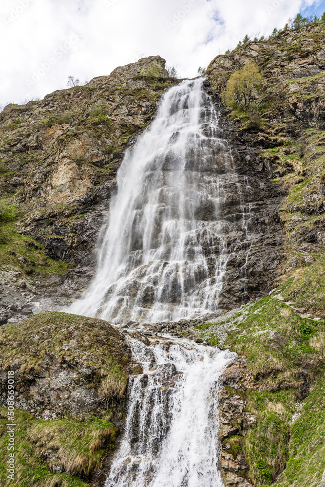 Cascade du Voile de la Mariée, à l'entrée du Cirque du Gioberney dans la Vallée du Valgaudemar