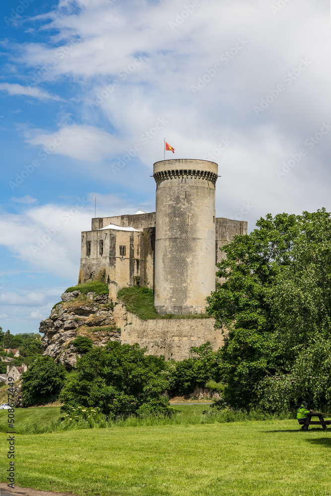 Vue ensoleillée du Château de Guillaume-le-Conquérant à Falaise Vue ensoleillée du Château de Guillaume-le-Conquérant à Falaise