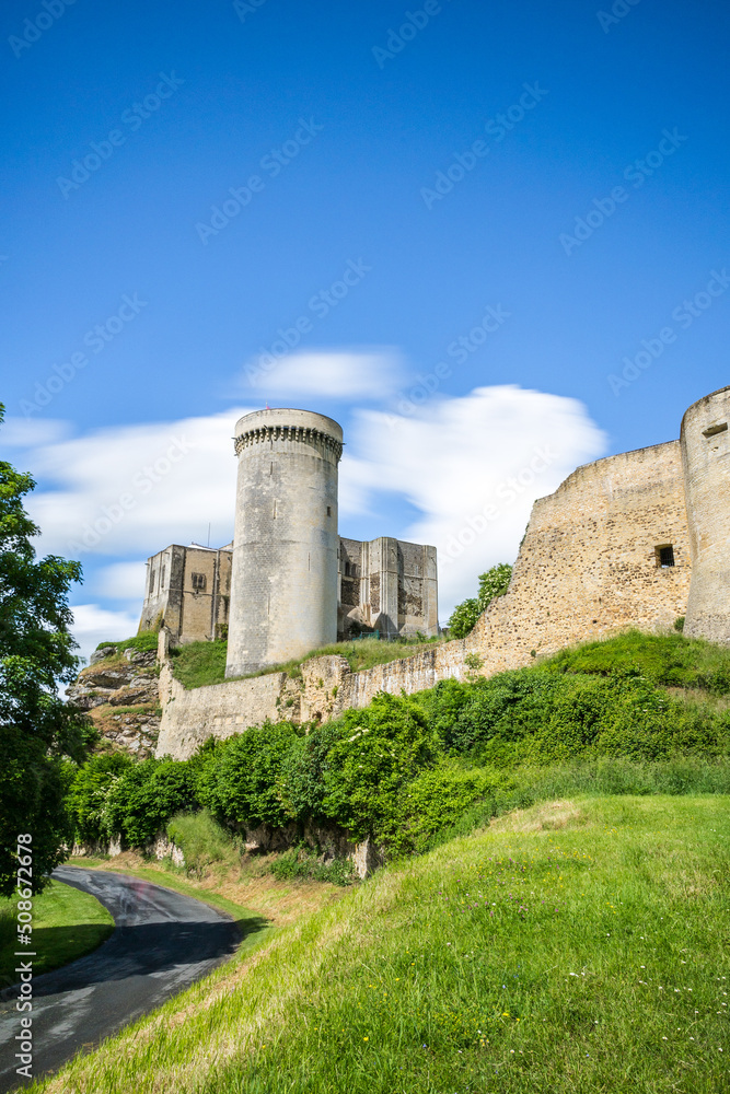 Vue en longue exposition par temps nuageux du Château de Guillaume-le-Conquérant à Falaise Vue en longue exposition par temps nuageux du Château de Guillaume-le-Conquérant à Falaise