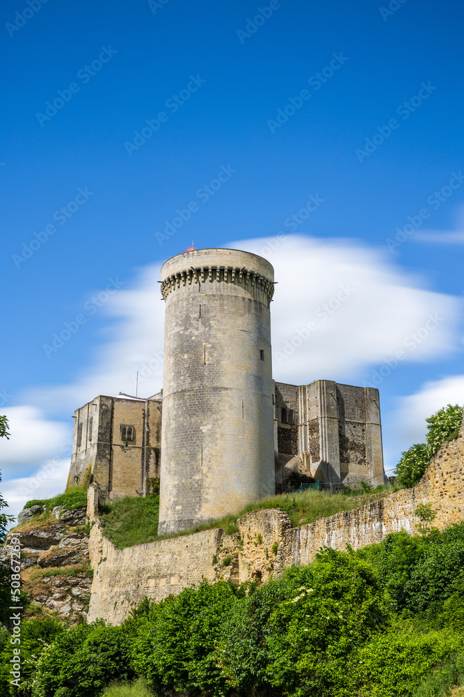 Vue en longue exposition par temps nuageux du Château de Guillaume-le-Conquérant à Falaise