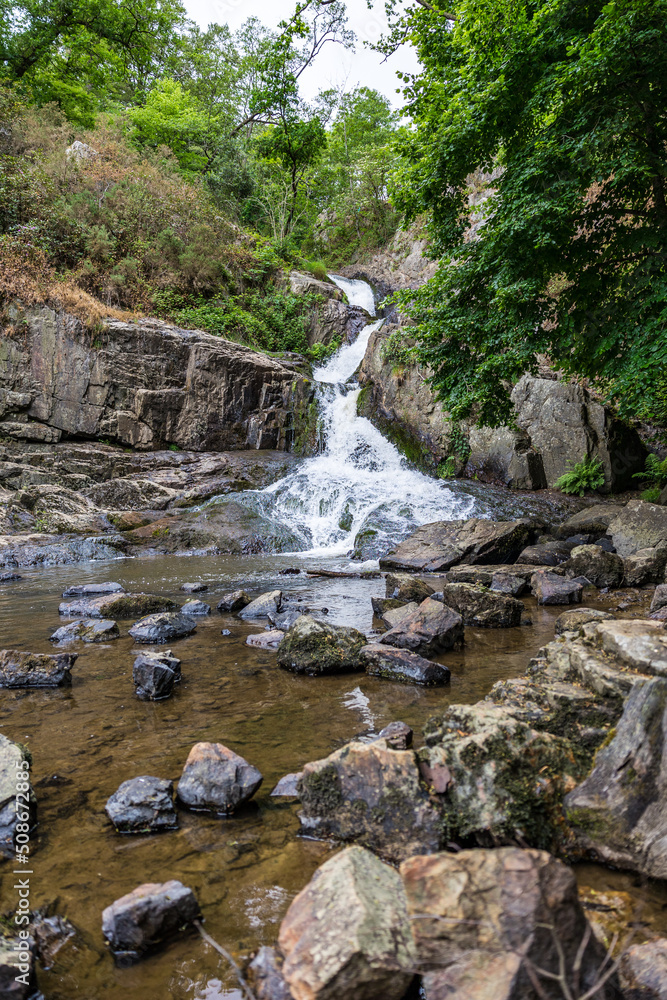 Grande Cascade de Mortain par un jour de printemps Grande Cascade de Mortain par un jour de printemps
