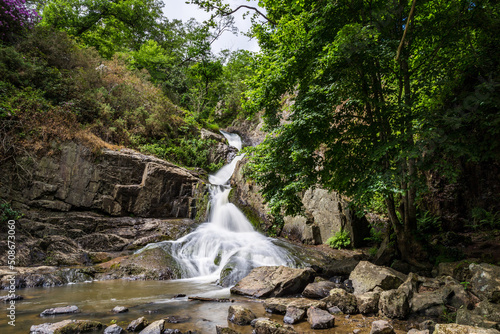 Vue en longue exposition sur la Grande Cascade de Mortain par un jour de printemps photo