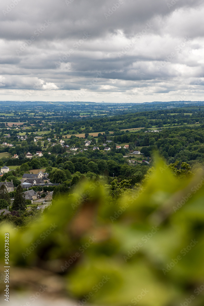Obraz premium Point de vue sur le bocage jusqu'au Mont Saint-Michel depuis la Petite Chapelle Saint-Michel