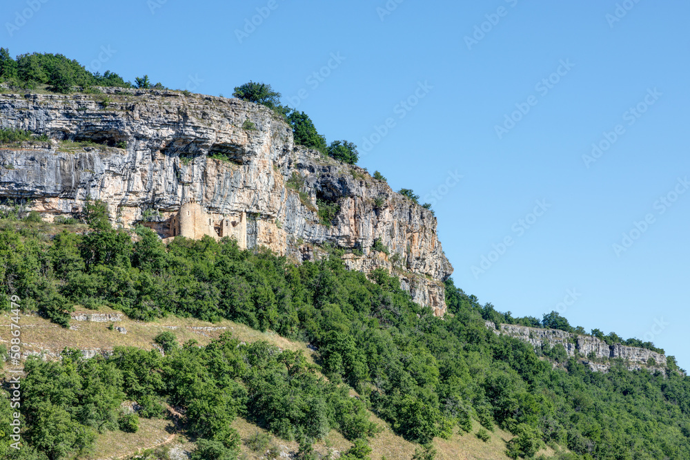 Vue sur la falaise avec le château des anglais à Autoire dans le département du Lot en région Occitanie