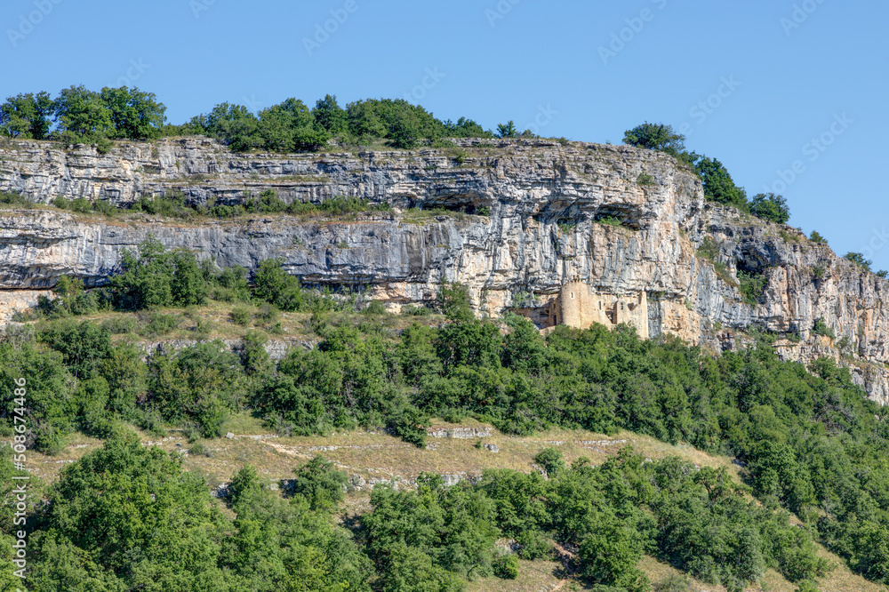 Vue sur la falaise avec le château des anglais à Autoire dans le département du Lot en région Occitanie Vue sur la falaise avec le château des anglais à Autoire dans le département du Lot en région Occitanie