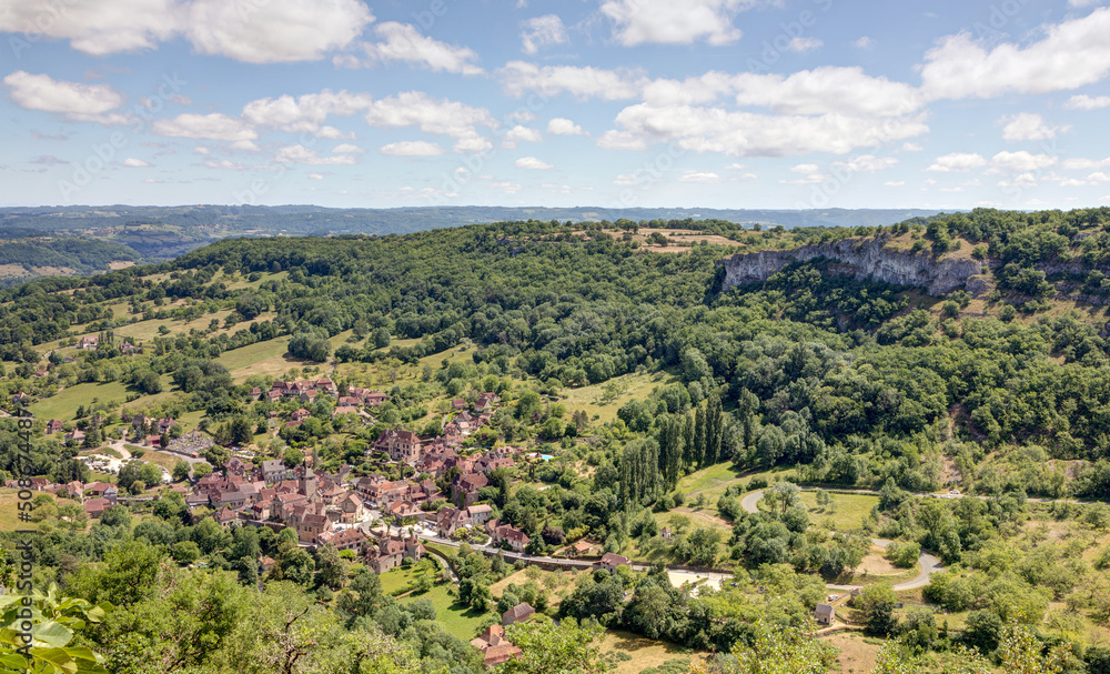 Vue sur le village d'Autoire depuis le château des anglais dans le Lot - région Occitanie