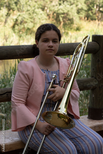 Obraz na płótnie Blond young woman playing the trombone