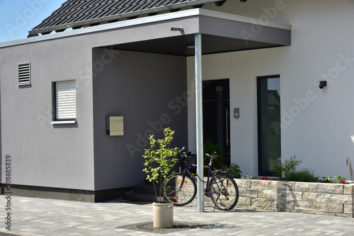 Moderner Eingangsbereich in einem neu gebauten Wohnhaus photo