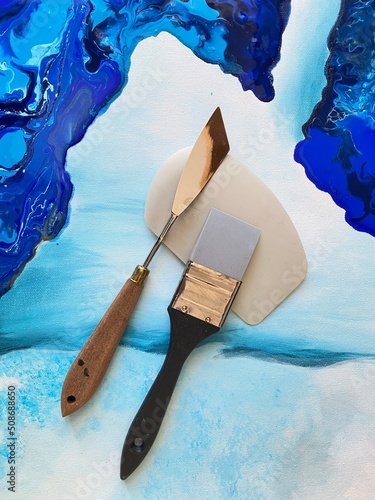 Pinceaux et spatule d'artiste sur une toile. Passe-temps artistique et créatif. Abstraction en peinture acrylique et à l'huile. Outils de peinture sur un canevas. photo