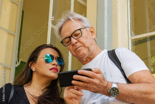 Casal checando juntos redes sociais no telefone photo