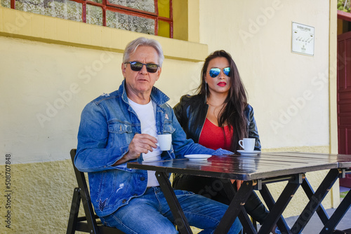 Casal romântico amoroso tomando café ao ar livre photo