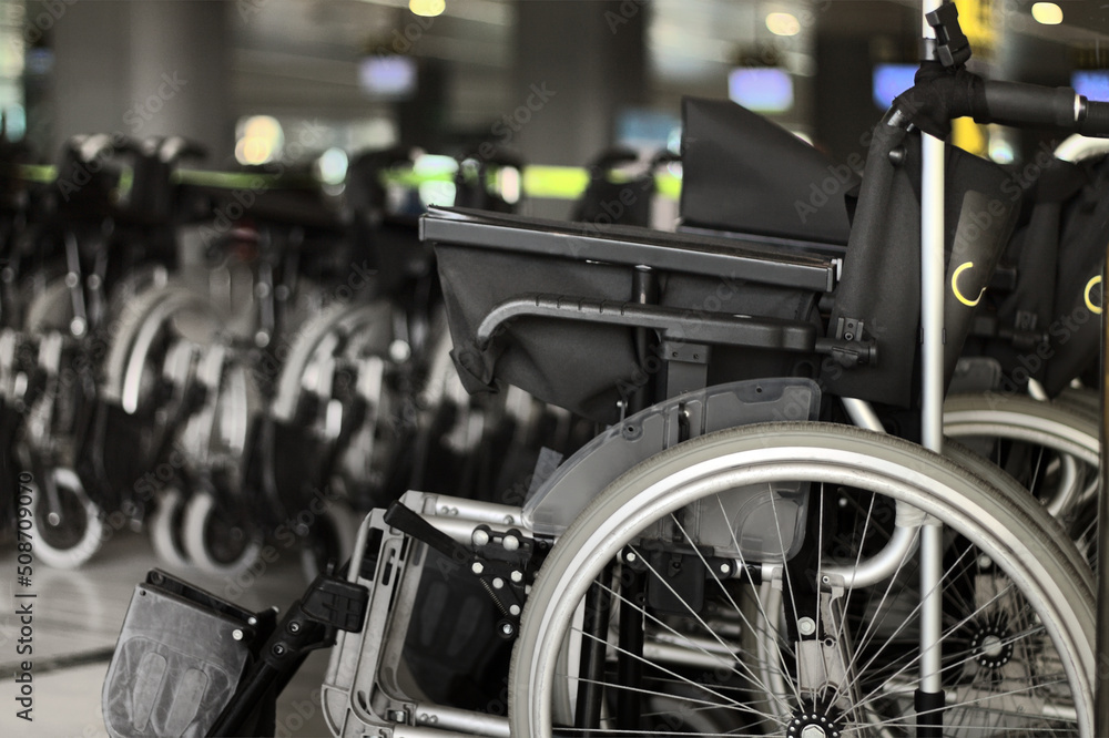 Fototapeta premium Rollstuhl Rollstühle Service Beförderung Passagier Barrierefrei Terminal Transport