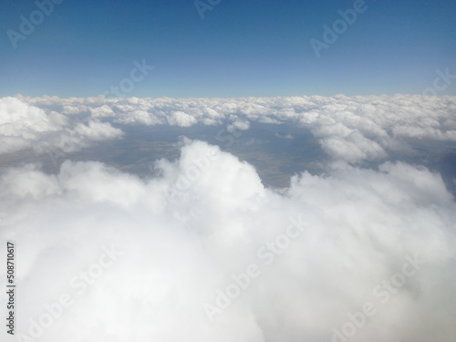 Fototapeta Naklejka Na Ścianę i Meble -  Paisaje de montaña en vista erea con nubes.