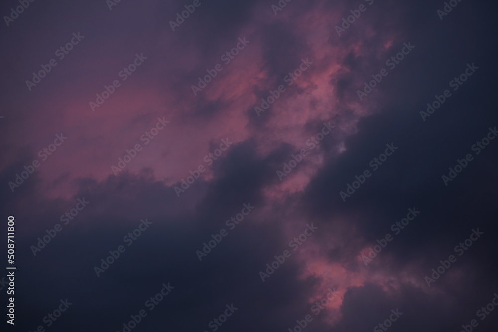 Dunkle Regenwolken am Abend mit orange, purpur und grau