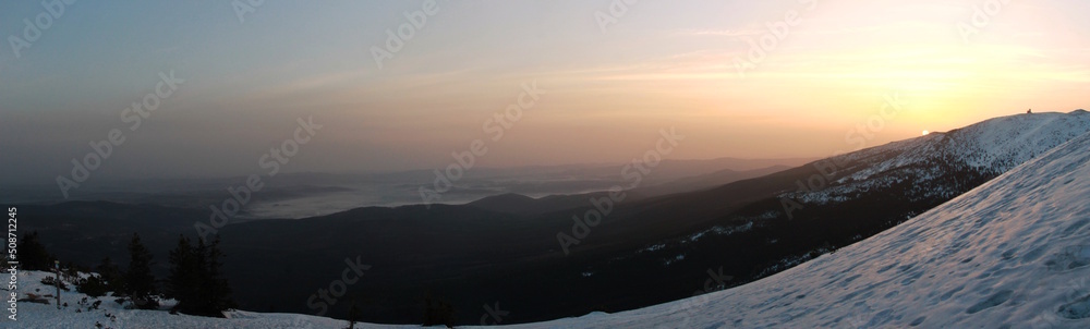 Panorama ze Szrenicy - zimowy wschód słońca