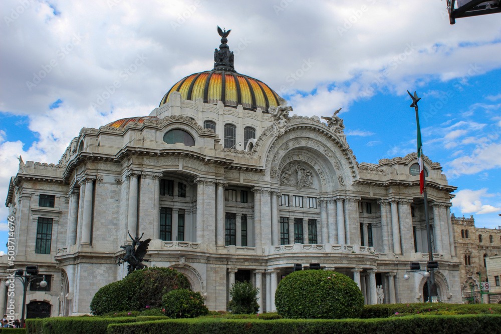 Fototapeta premium Palacio de bellas artes frente lateral 