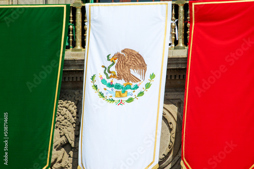 Bandera de mexico en el balcón de palacio nacional